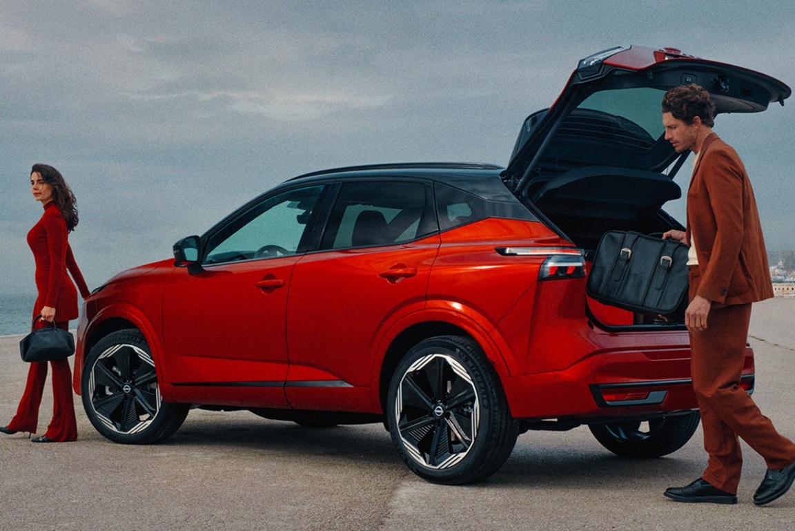 VIETOJE RAUDONŲ ROŽIŲ  RINKITĖS RAUDONĄ „NISSAN QASHQAI“! 